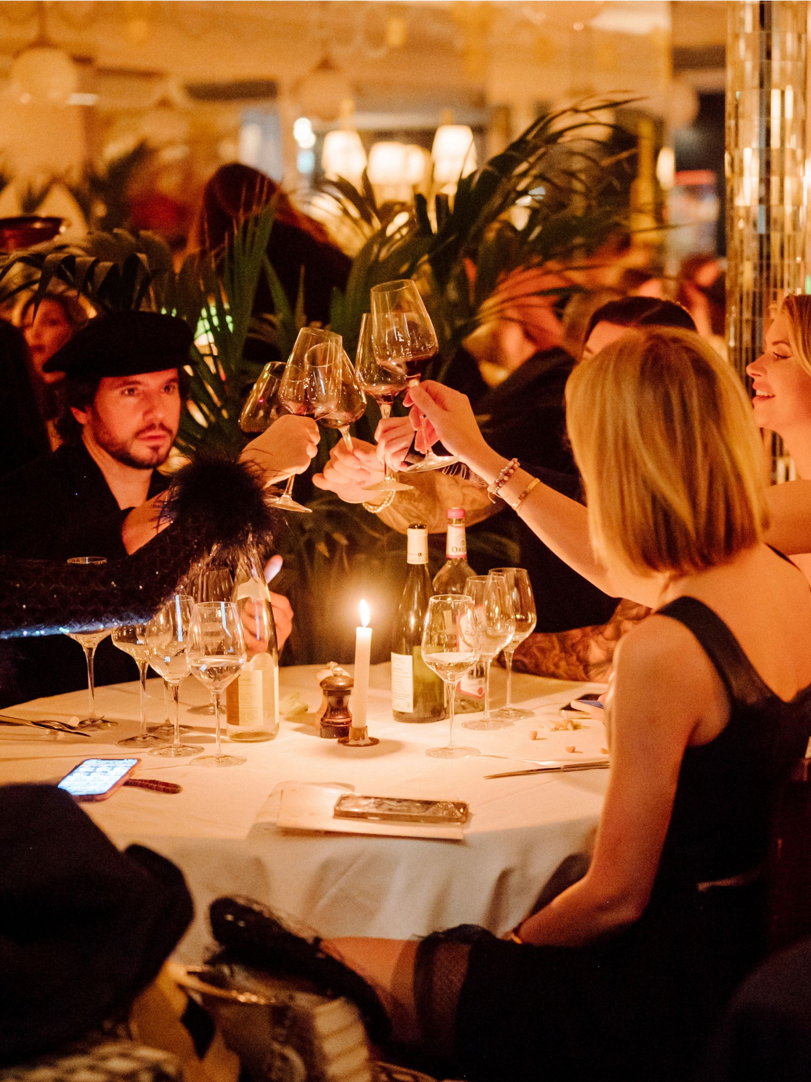 Plat de cuisine française traditionnelle servi à la Brasserie Thoumieux à Paris : les gambas, les tomates burrata, et bien d'autres plats au menu. Vous pouvez profiter de notre terrasse qui offre une vue sur la Tour Eiffel dans notre restaurant paris 7.