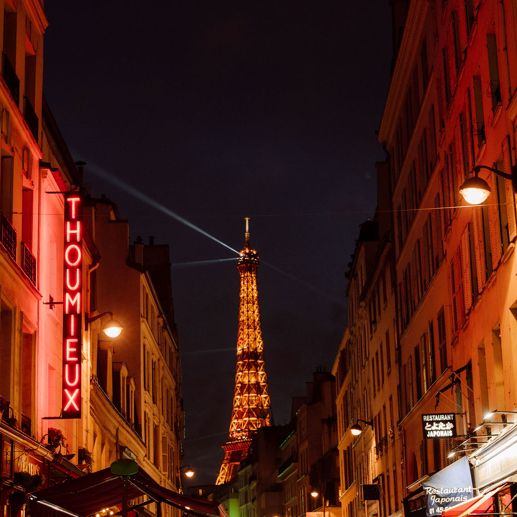Le Thoumieux, brasserie historique parisienne. Notre brasserie traditionnelle revisite les meilleurs plats de la cuisine française avec son restaurant terrasse vue Tour Eiffel.